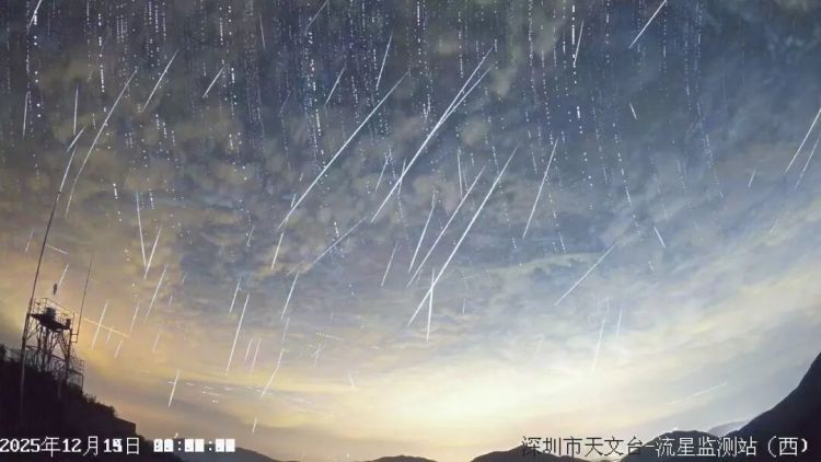 广东一海边出现天文奇观！神秘光锥现身海平面