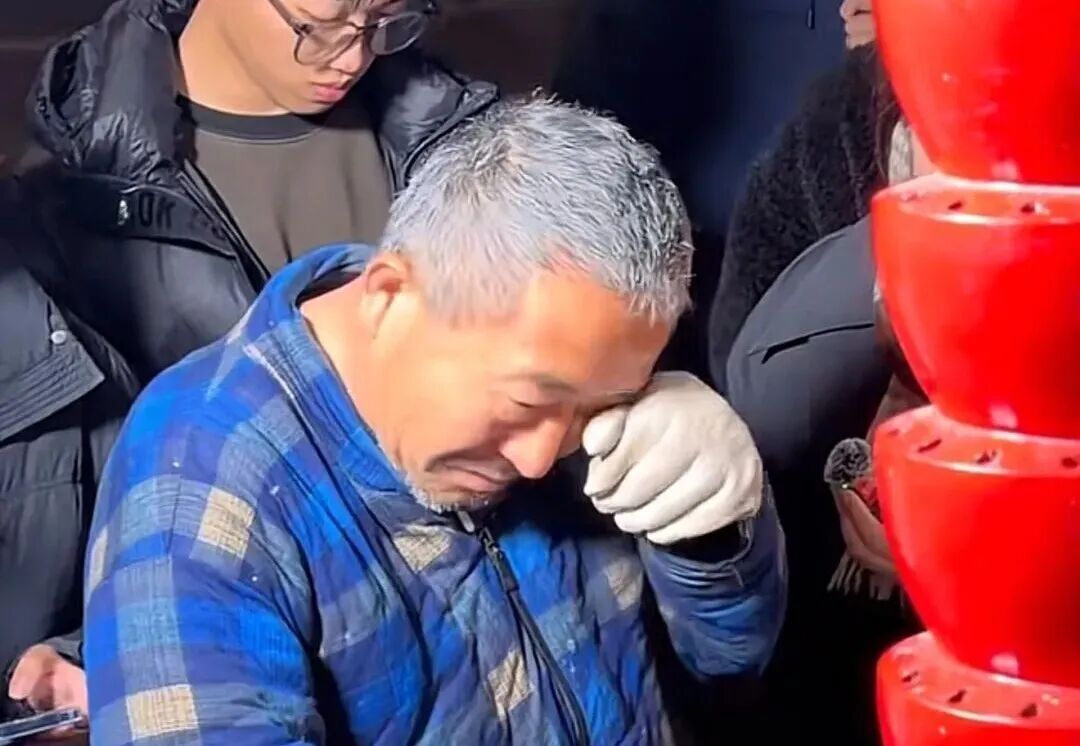 “糖葫芦大爷”丧子后出摊,大学生排队支持生意 “糖葫芦大爷”丧子后出摊,大学生排队支持生意