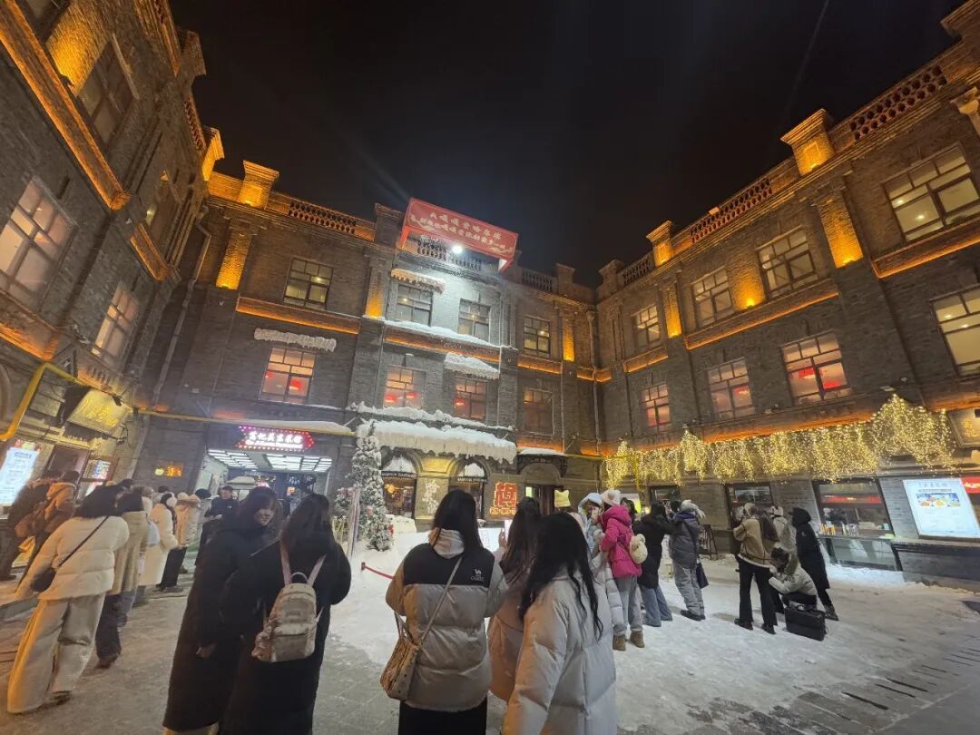 旋转雪人、光影雪花、飘雪装置……中华巴洛克历史文化街区冬日氛围感持续上新