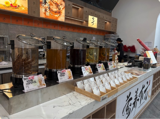 茅根、茯苓、金银花泡奶茶，年轻人爱了