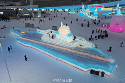 壮观！2000立方冰块雕成冰航母福建舰