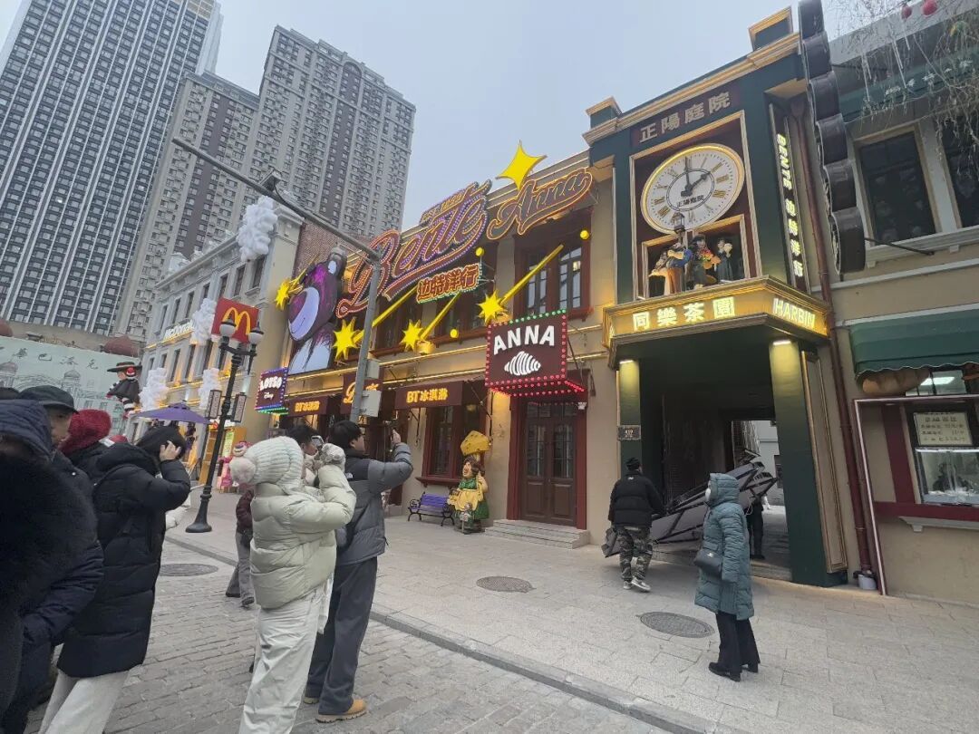 旋转雪人、光影雪花、飘雪装置……中华巴洛克历史文化街区冬日氛围感持续上新