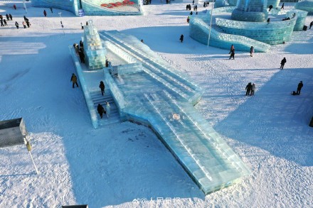 壮观！2000立方冰块雕成冰航母福建舰