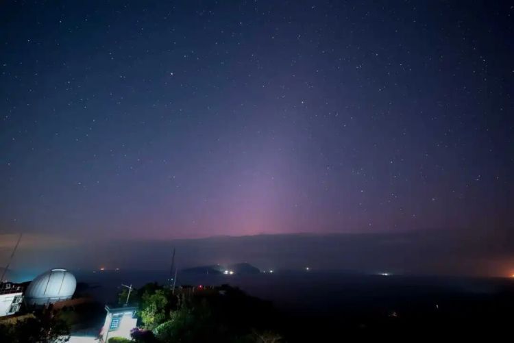 广东一海边出现天文奇观！神秘光锥现身海平面