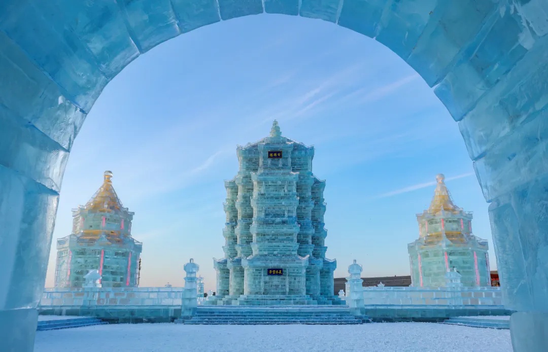 冰雕黄鹤楼火爆全网！网友：黄鹤楼来哈尔滨“出差”，完成一场长江与松花江的约定！