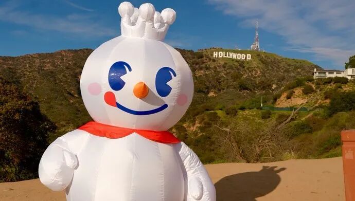 “雪王”解锁新地图！蜜雪冰城美国首店在好莱坞开业