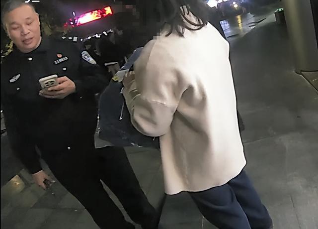 机智！快递在家门口被偷，她用一招抓到了人还拿回了东西