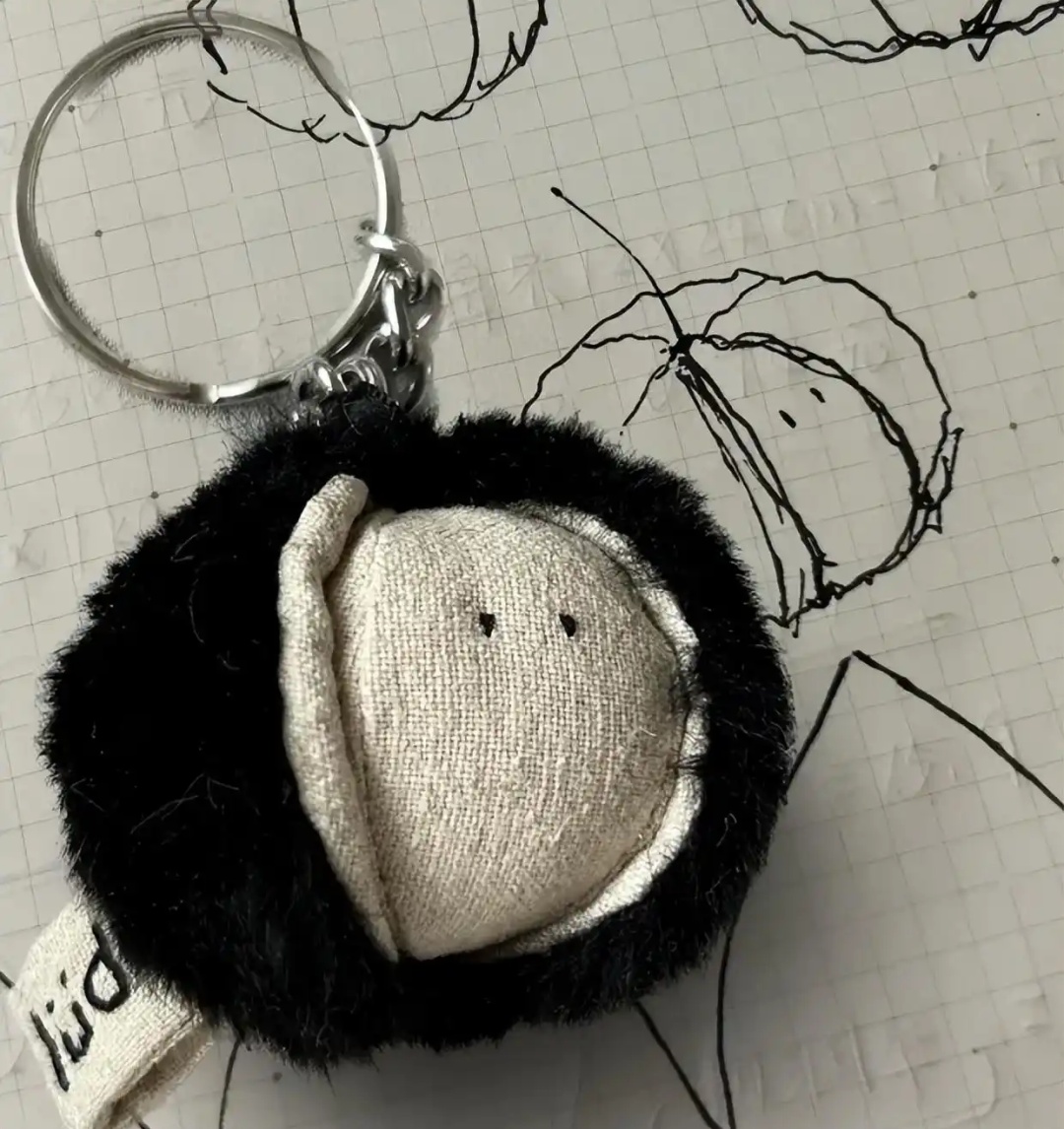 从几十元的小挂件到上万元的限量款，越来越多年轻人为这份治愈买单