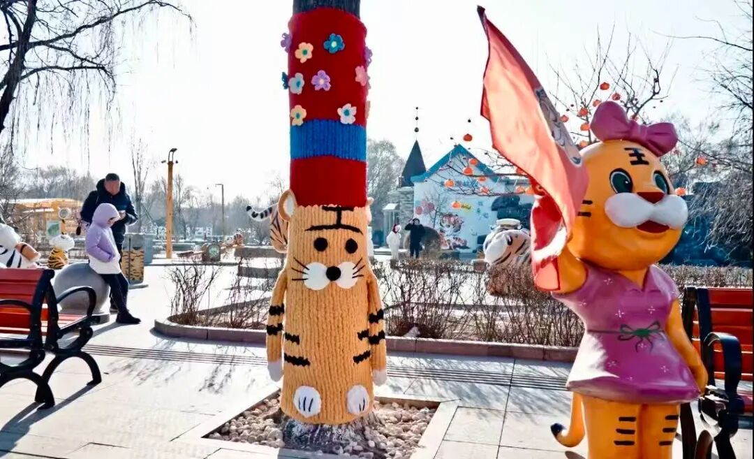 为游客设温暖小屋、大树穿上针织 “新衣”：东北虎林园冬季“换装”迎客