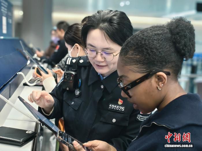 外国人入境卡网上填报实施满月 上海口岸使用人数超26万人次