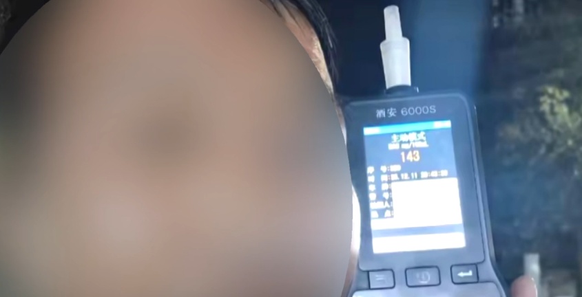 “男人掉眼泪很丢人！” 他突然扑通下跪，请求民警网开一面