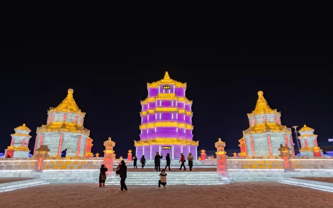 冰雕黄鹤楼火爆全网！网友：黄鹤楼来哈尔滨“出差”，完成一场长江与松花江的约定！