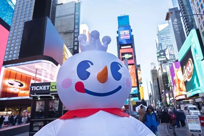 “雪王”解锁新地图！蜜雪冰城美国首店在好莱坞开业