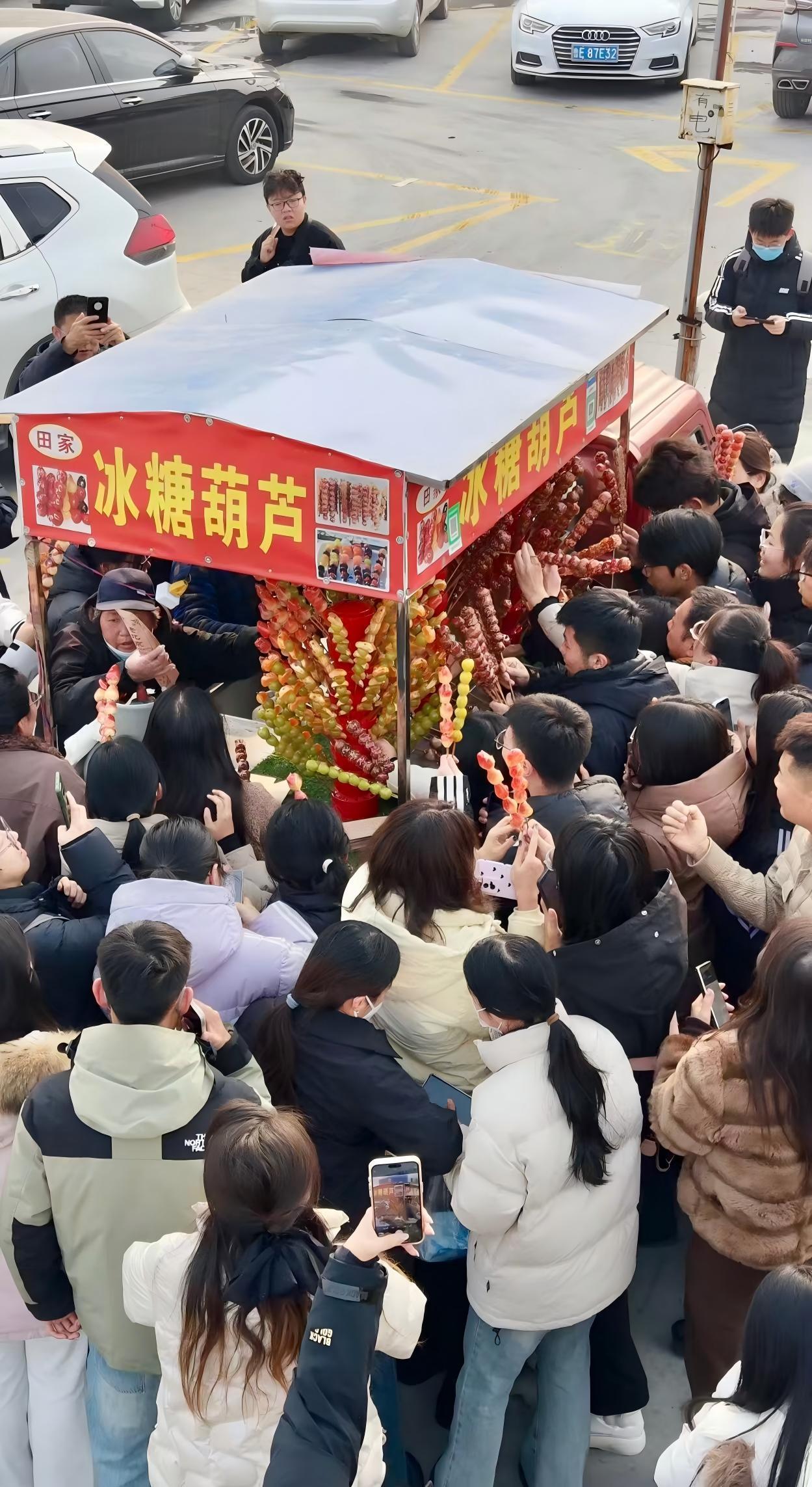 寒风中排长队买大爷糖葫芦 为啥有人光给钱不拿走?