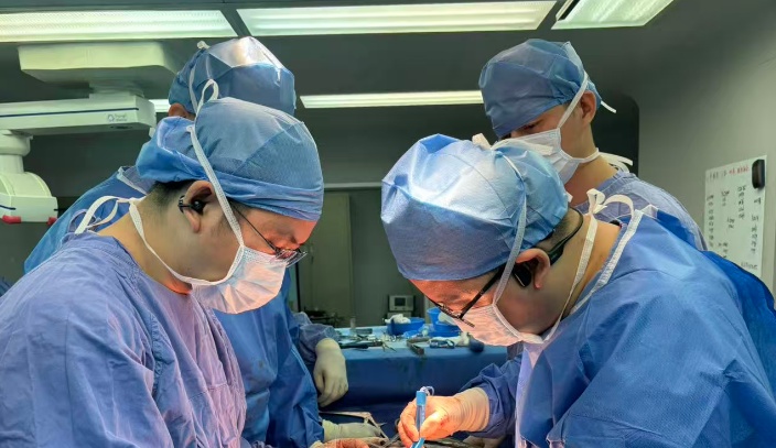 广州老伯意外“头颈分离”，医生用妙招果断救回