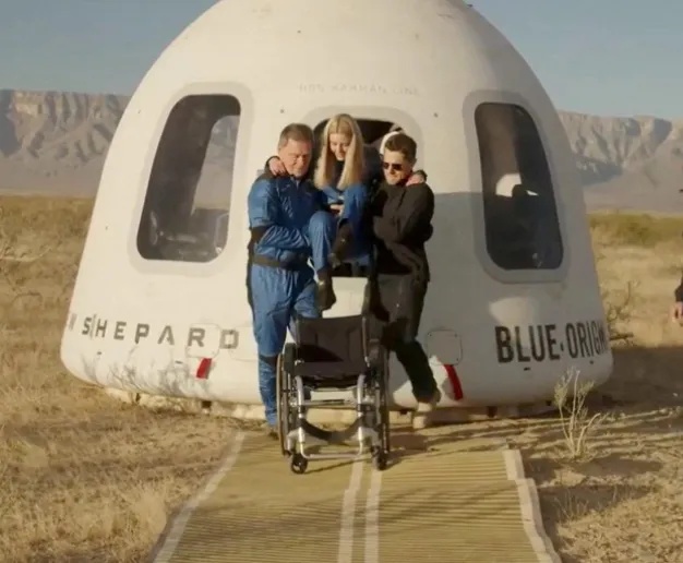 美国把33岁截瘫女工程师送入太空，成为首名进入太空的“轮椅使用者”