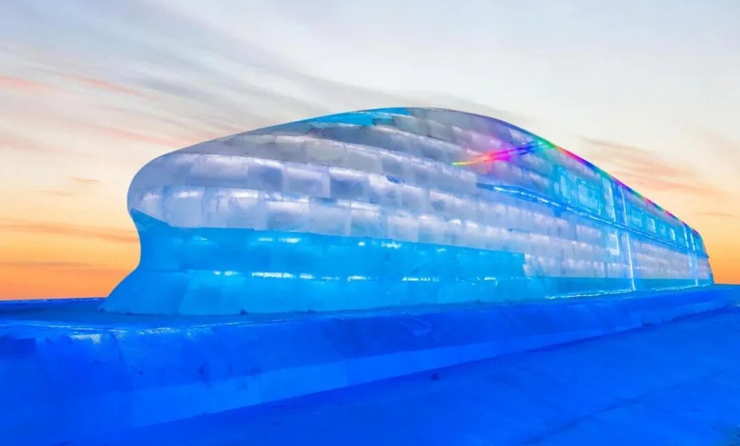 冰火车真的在“呜呜”吐蒸汽 哈尔滨冰雪大世界蒸汽火车冰雕频频出圈