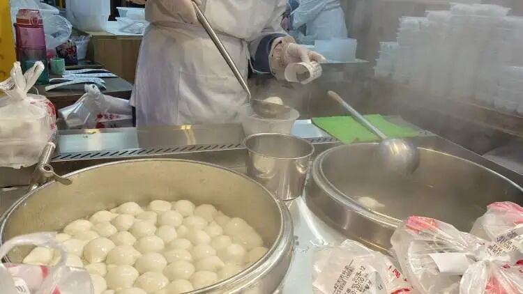 上海人冬至吃啥？从汤团馄饨年糕到蹄髈，冬至仪式感正慢慢淡化