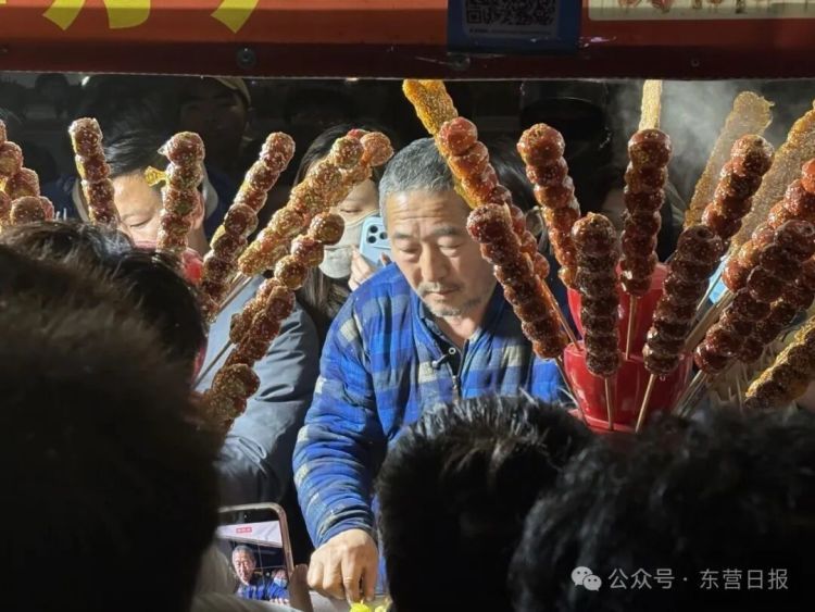 山东大爷糖葫芦摊火爆！儿子去世留下3幼子，大学生排长队包圆……