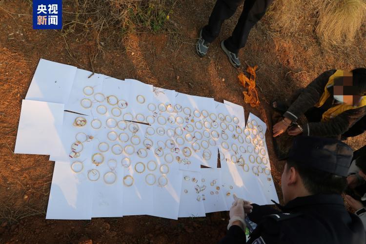 男子凿墙盗走170余万元黄金 赃物竟藏祖坟墓碑后