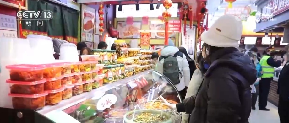 尝过“烟火”拥抱“冰雪”新体验开启消费新密码 早市里的城市温度推升文旅消费热力