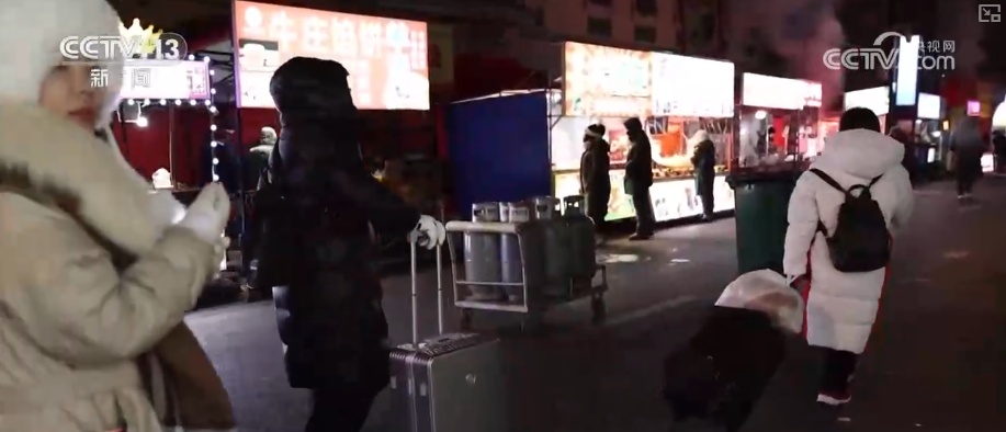 尝过“烟火”拥抱“冰雪”新体验开启消费新密码 早市里的城市温度推升文旅消费热力