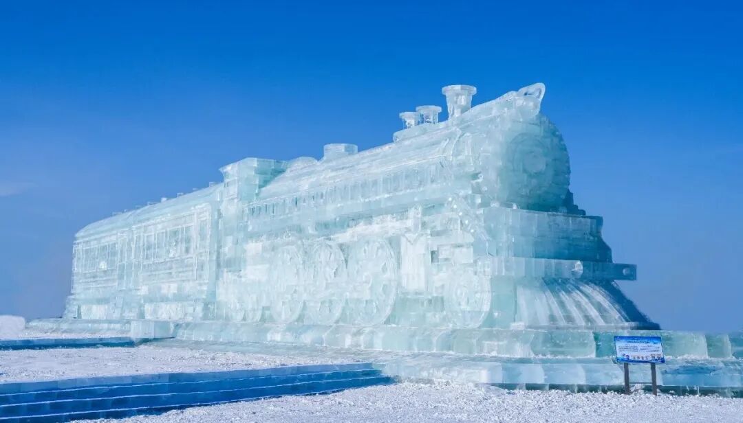 冰火车真的在“呜呜”吐蒸汽 哈尔滨冰雪大世界蒸汽火车冰雕频频出圈