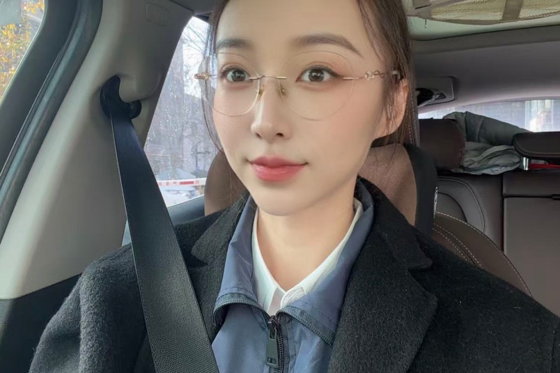 单手扶起侧翻三轮车，她还有一个身份！