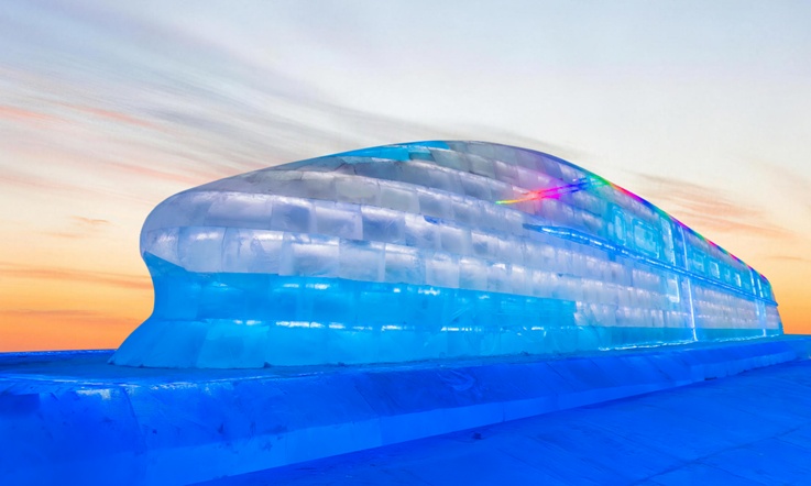 冰火车“呜呜”吐蒸汽！哈尔滨冰雪大世界百年列车冰雕全网“出圈”