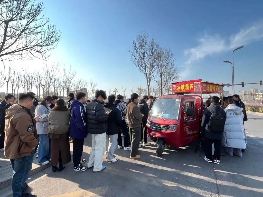 寒风中排长队买糖葫芦，为啥光给钱不拿走？