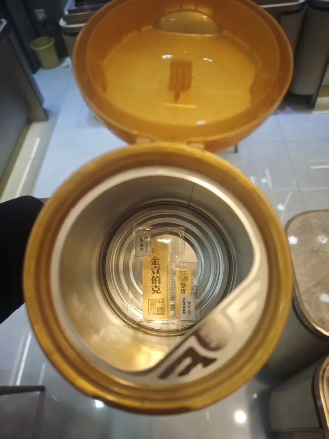 女子找到赚钱捷径：将黄金放进奶粉罐寄出，一年能赚上百万！警方：相对隐蔽，别信！