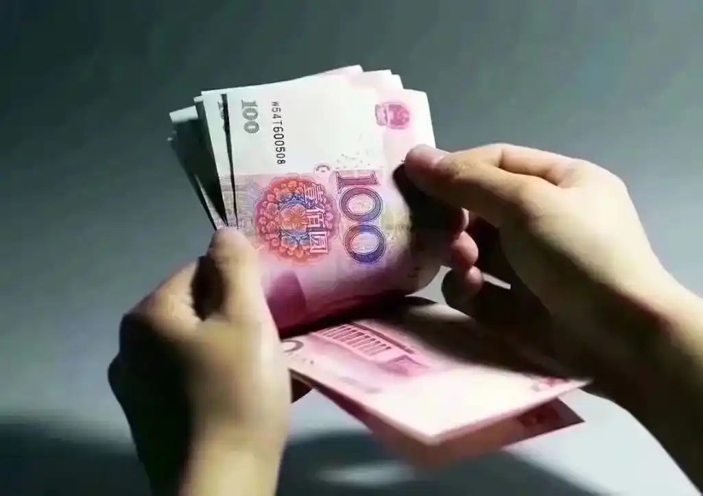 离谱！一车主撞到“传世板凳”，向保险公司索赔7万元！法院判了