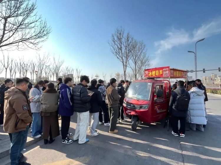 山东大爷糖葫芦摊火爆！儿子去世留下3幼子，大学生排长队包圆……