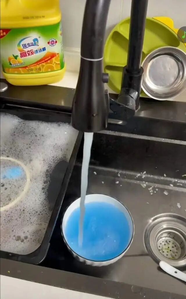 贵州一小区自来水颜色变蓝，业主体检发现肝肺问题！官方通报