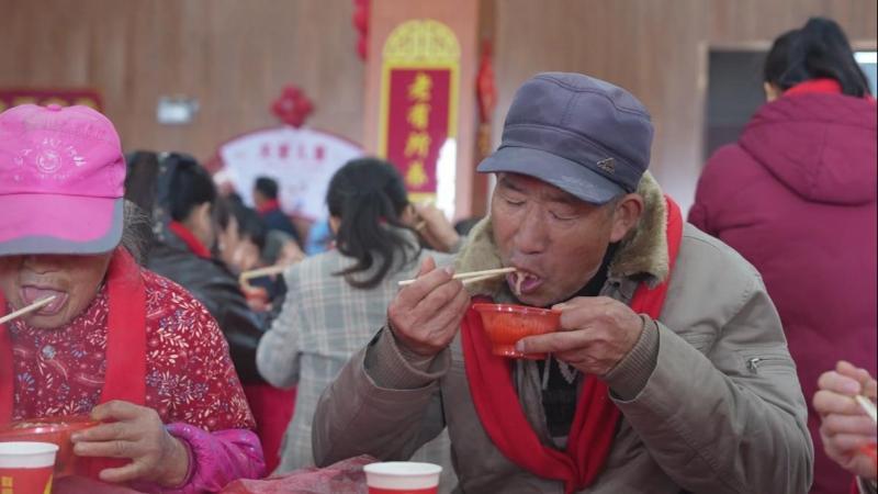 江西安义：一锅炒面暖冬至 400人共享团圆宴