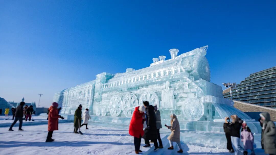冰火车真的在“呜呜”吐蒸汽 哈尔滨冰雪大世界蒸汽火车冰雕频频出圈