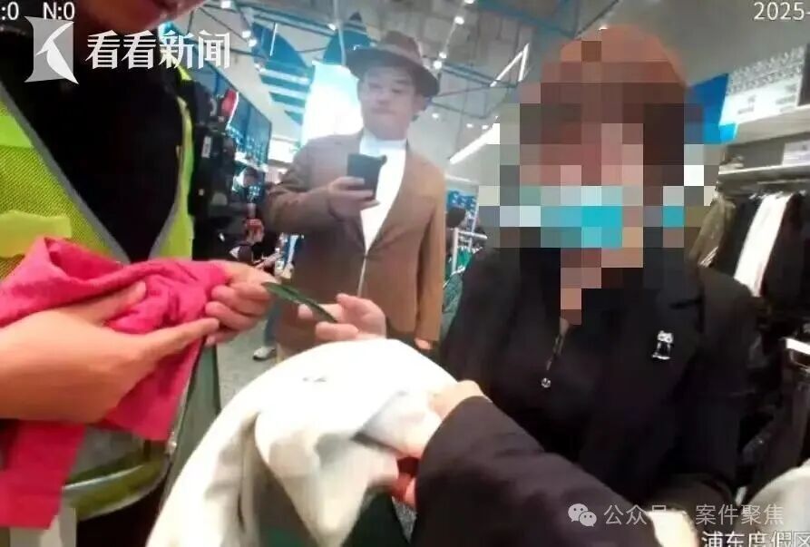 女子购物村盗窃衣服，试衣间取下防盗扣塞包带走