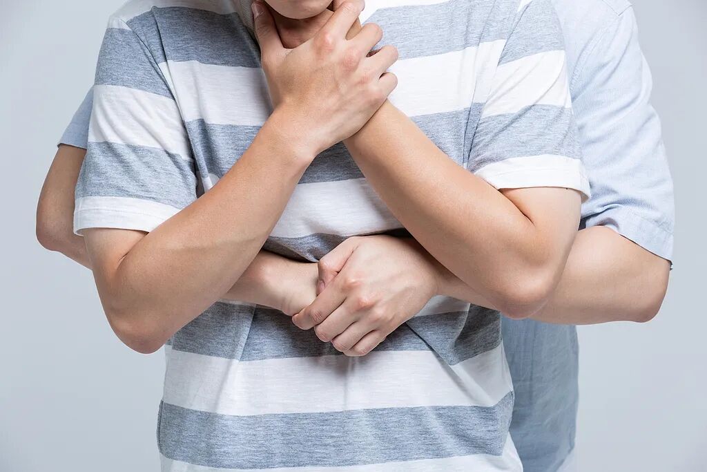 幼童被零食卡喉，路过的他们救下一条命！