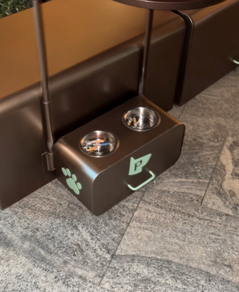 西安一商场被指宠物水碗成“烟灰缸”？回应：属大型商超不允许宠物入内，将了解情况