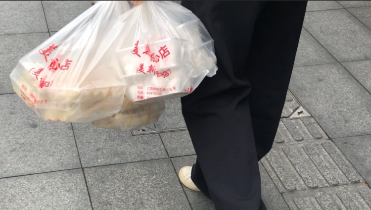 上海人冬至吃啥？从汤团馄饨年糕到蹄髈，冬至仪式感正慢慢淡化