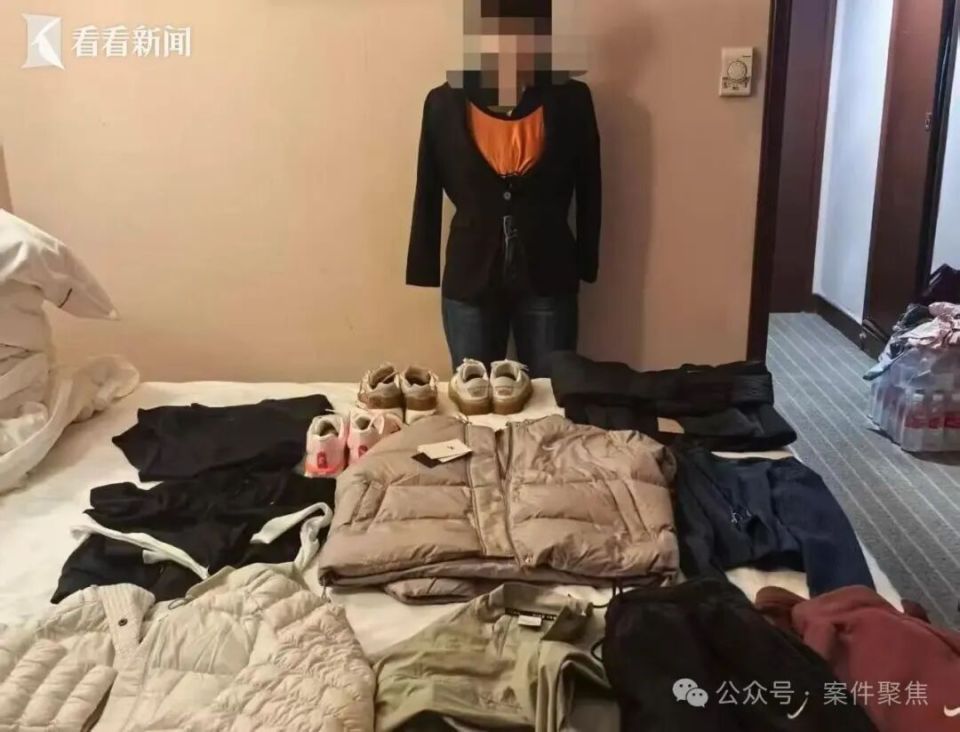 女子购物村盗窃衣服，试衣间取下防盗扣塞包带走