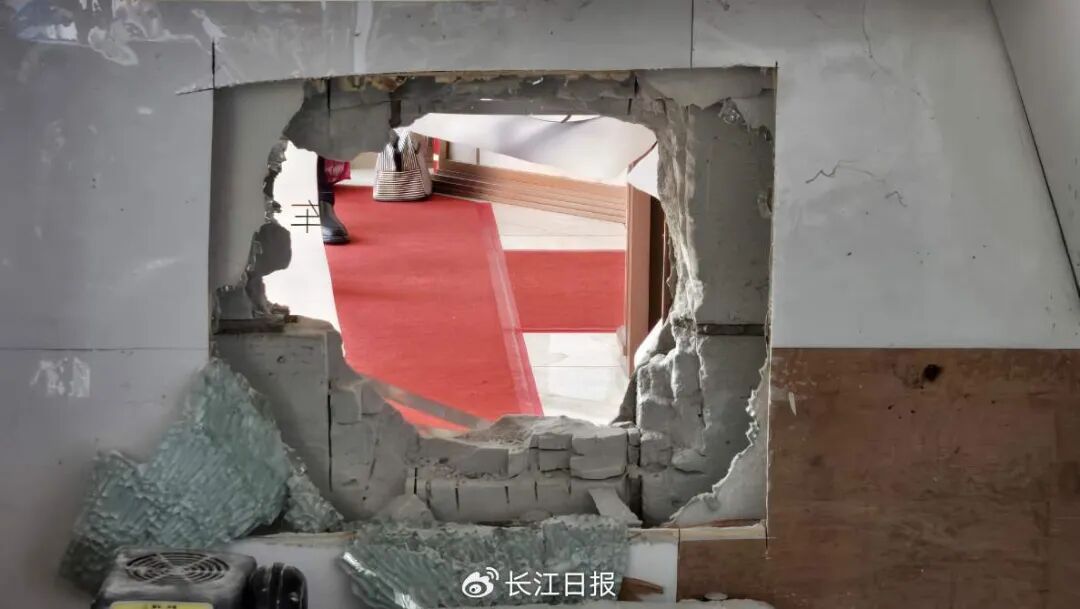 男子凿墙偷170多万黄金，藏自家祖坟墓碑后