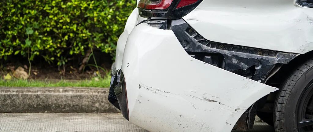 离谱！一车主撞到“传世板凳”，向保险公司索赔7万元！法院判了