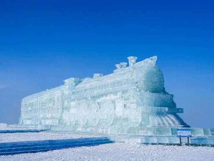 冰火车“呜呜”吐蒸汽！哈尔滨冰雪大世界百年列车冰雕全网“出圈”