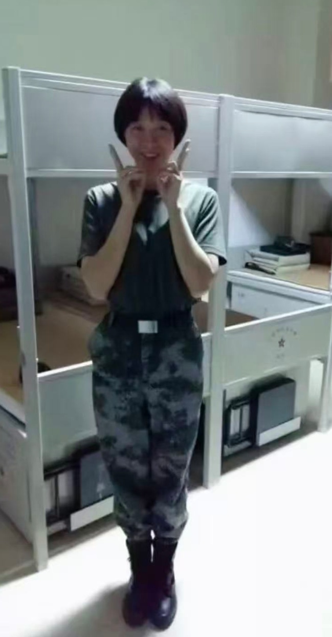 单手扶起侧翻三轮车，她还有一个身份！