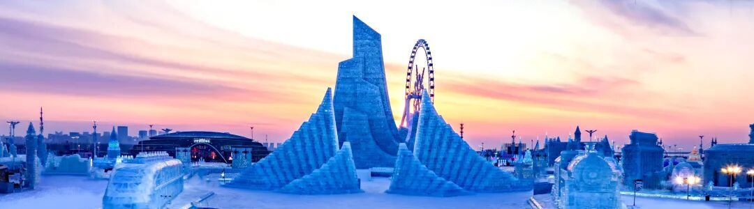 冰火车真的在“呜呜”吐蒸汽 哈尔滨冰雪大世界蒸汽火车冰雕频频出圈