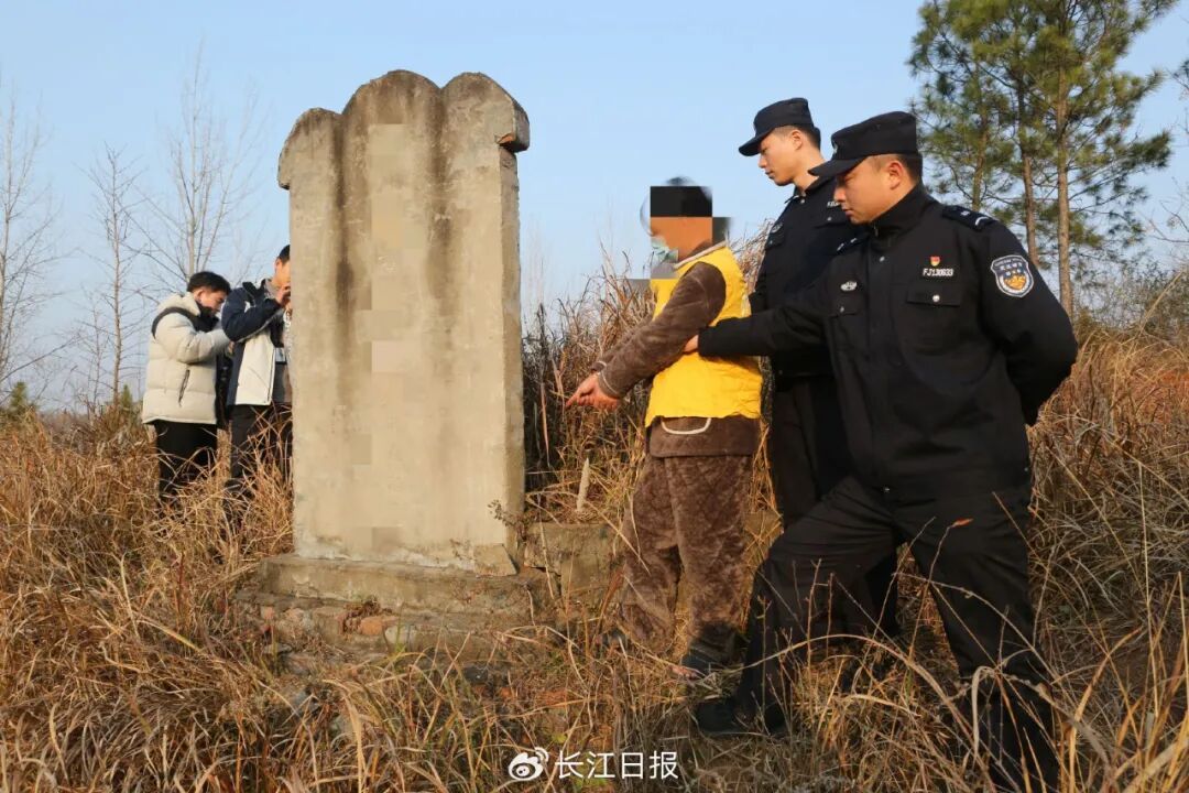 男子凿墙偷170多万黄金，藏自家祖坟墓碑后