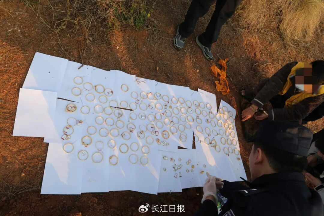 男子凿墙偷170多万黄金，藏自家祖坟墓碑后