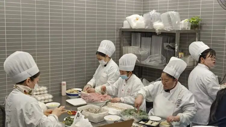 上海人冬至吃啥？从汤团馄饨年糕到蹄髈，冬至仪式感正慢慢淡化