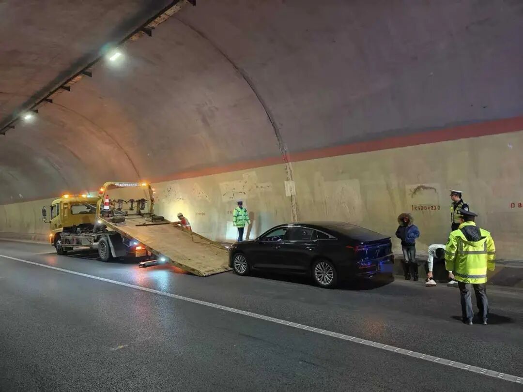 惊险！高速上刹车失灵，时速115km狂飙……